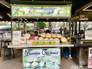 Segarnya Aneka Dessert Kelapa Muda di Food Street PIK