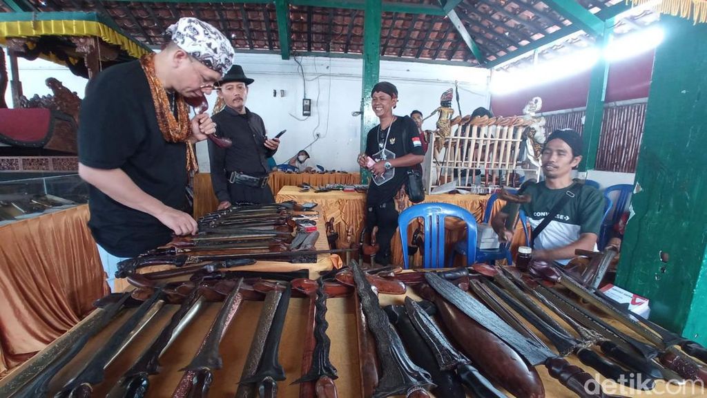 Berburu di Pameran Pusaka dan Tosan Aji di Keraton Kacirebonan Berburu di Pameran Pusaka dan Tosan Aji di Keraton Kacirebonan