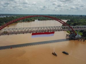 Bendera Merah Putih Raksasa Mejeng di Jembatan Kahayan