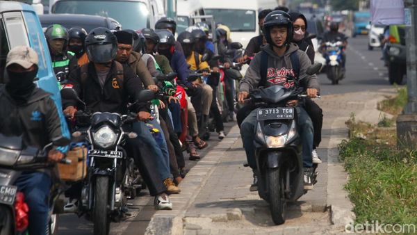 Pemotor Bandel Serobot Trotoar di Tangsel