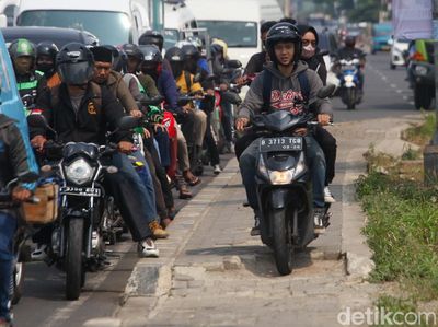 Pemotor Bandel Serobot Trotoar di Tangsel