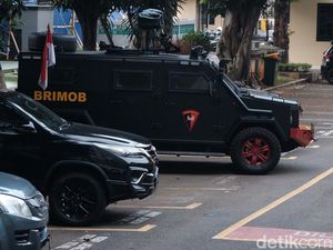 Lagi, Mobil Taktis Brimob Bersiaga di Gedung Bareskrim Siang Ini