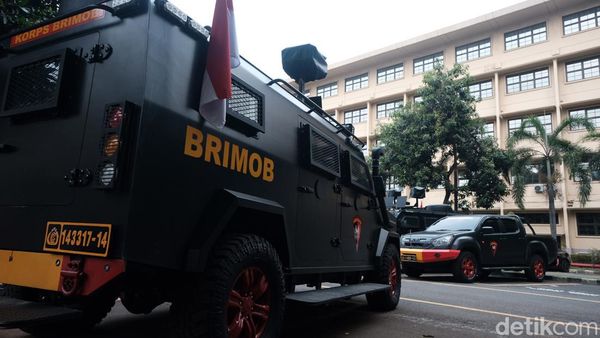 Penampakan Kendaraan Brimob Sambangi Mabes Polri Sejak Siang