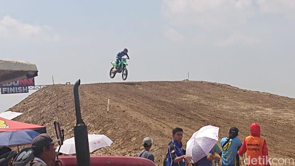 Persaingan Sengit Kejurnas Motocross di Sirkuit Jotosanur Lamongan