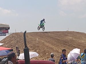 Persaingan Sengit Kejurnas Motocross di Sirkuit Jotosanur Lamongan Persaingan Sengit Kejurnas Motocross di Sirkuit Jotosanur Lamongan