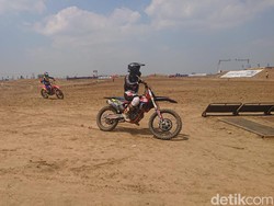 200 Pebalap Bersaing Jadi yang Terbaik di Kejurnas Motocross Lamongan