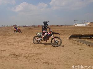 200 Pebalap Bersaing Jadi yang Terbaik di Kejurnas Motocross Lamongan 200 Pebalap Bersaing Jadi yang Terbaik di Kejurnas Motocross Lamongan