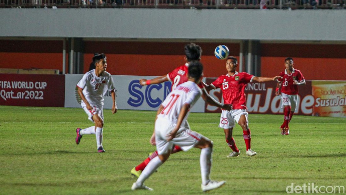 Aksi Indonesia saat mengalahkan Vietnam di Piala AFF U-16. (Foto: PIUS ERLANGGA)