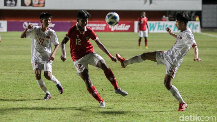 Timnas Indonesia U-16 melawan Vietnam U-16 dalam laga lanjutan penyisihan grup A Piala AFF U-16 2022 di stadion Maguwoharjo, Sleman, Yogyakarta, Sabtu (6/8/2022).