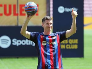 Lewandowski Tertawa Ketika Diteriaki Hala Madrid