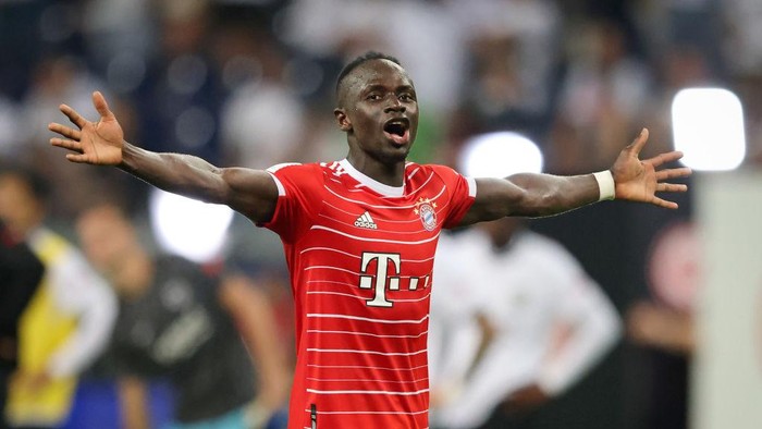 FRANKFURT AM MAIN, GERMANY - AUGUST 05: Sadio Mane of Bayern Muenchen celebrate with the fans after their sides victory  the Bundesliga match between Eintracht Frankfurt and FC Bayern München at Deutsche Bank Park on August 05, 2022 in Frankfurt am Main, Germany. (Photo by Stefan Matzke - sampics/Corbis via Getty Images)