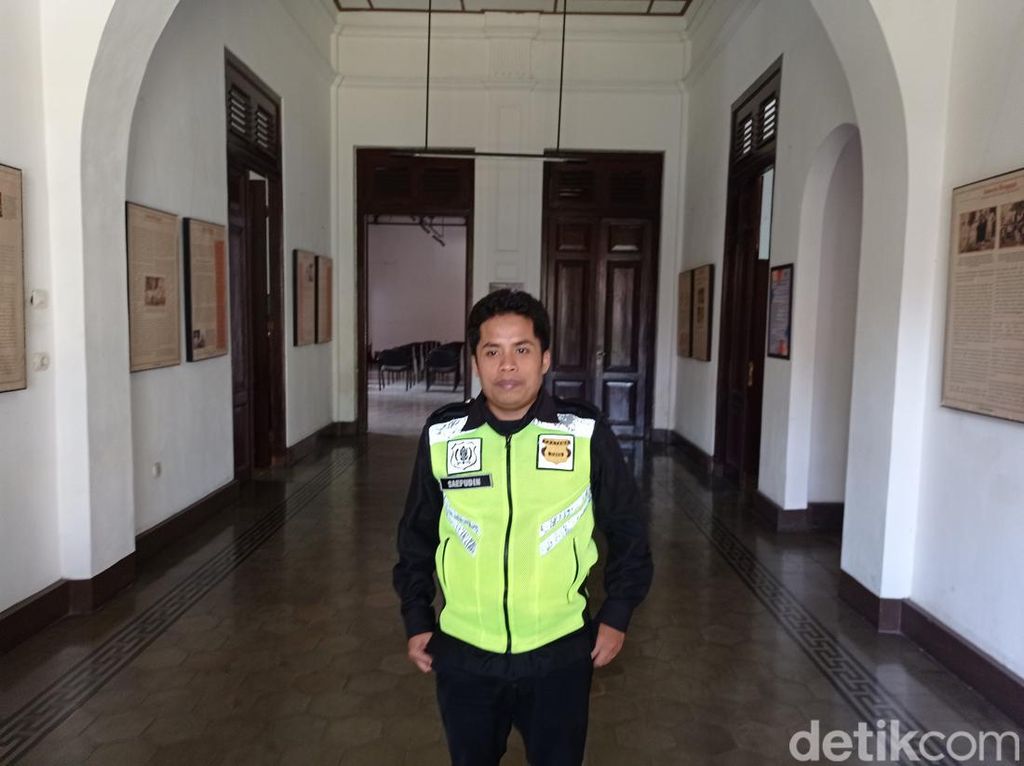 Ngobrol dengan Penjaga Tempat Bung Karno Menggugat Belanda Ngobrol dengan Penjaga Tempat Bung Karno Menggugat Belanda