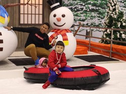 Sudah Dibuka, Yuk Intip Keseruan Main Salju di Trans Snow Surabaya!