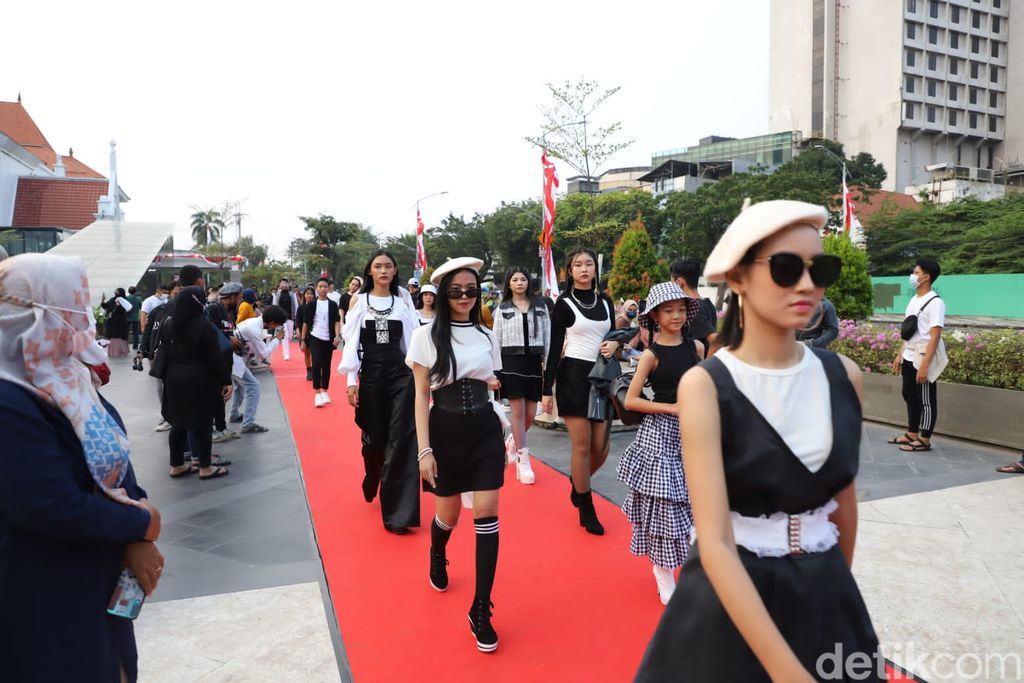 Tunjungan Fashion Week yang berubah menjadi Mejeng Nang Suroboyo di Alun-Alun Surabaya.