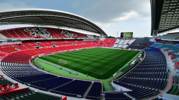 Saitama Stadium 2002, kandang Urawa Red Diamonds yang memiliki kapasitas 62 ribu penonton.