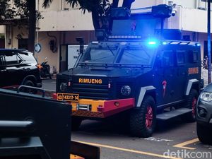 Personel Brimob Tinggalkan Bareskrim Polri Personel Brimob Tinggalkan Bareskrim Polri