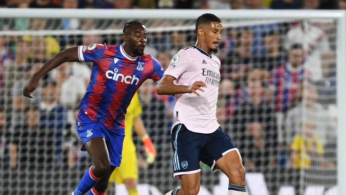 LONDON, ENGLAND - AUGUST 05: William Saliba of Arsenal breaks past Jean-Philippe Mateta of Crystal Palace during the Premier League match between Crystal Palace and Arsenal FC at Selhurst Park on August 05, 2022 in London, England. (Photo by Stuart MacFarlane/Arsenal FC via Getty Images)