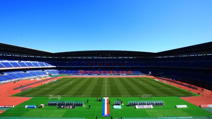 Nissan Stadium, kandang dari Yokohama F. Marinos, tercatat sebagai yang terbesar dengan kapasitas 71 ribu lebih penonton. Stadion ini merupakan lokasi partai final Piala Dunia 2002 yang mempertemukan Jerman Vs Brasil.