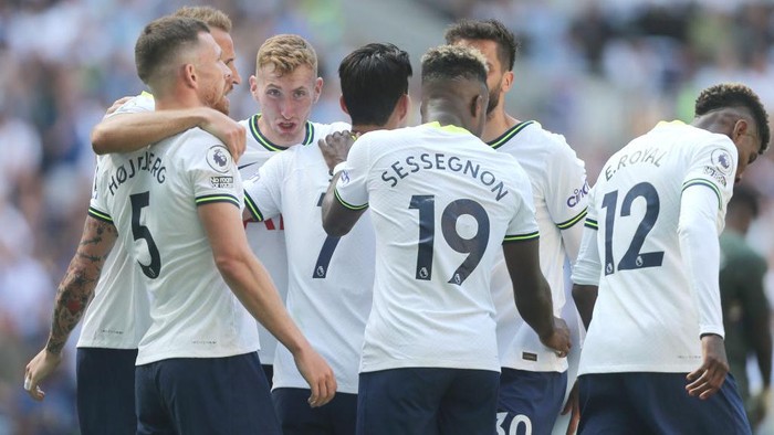 LONDON, ENGLAND - AUGUST 06: Tottenham Hotspur players celebrate their third goal set up by Emerson Royal during the Premier League match between Tottenham Hotspur and Southampton FC at Tottenham Hotspur Stadium on August 6, 2022 in London, United Kingdom. (Photo by Rob Newell - CameraSport via Getty Images)