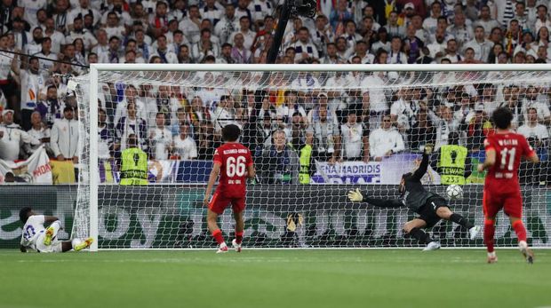 PARIS, FRANCE - MAY 28: Vinicius Junior of Real Madrid scores past Alisson Becker of Liverpool FC to give the side a 1-0 lead during the UEFA Champions League final match between Liverpool FC and Real Madrid at Stade de France on May 28, 2022 in Paris, France. (Photo by Jonathan Moscrop/Getty Images)