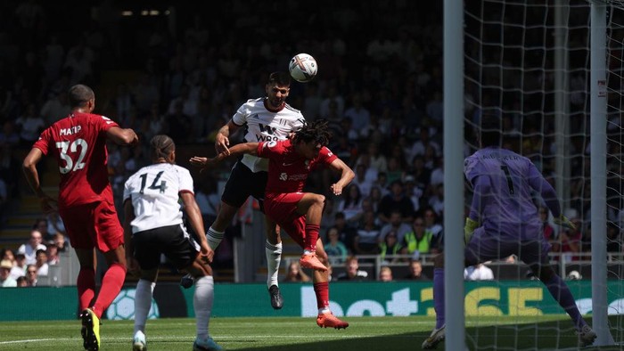 LONDON, ENGLAND - AUGUST 06: Aleksandar Mitrovic of Fulham scores their sides first goal from a header whilst under pressure from Trent Alexander-Arnold of Liverpool during the Premier League match between Fulham FC and Liverpool FC at Craven Cottage on August 06, 2022 in London, England. (Photo by Julian Finney/Getty Images)