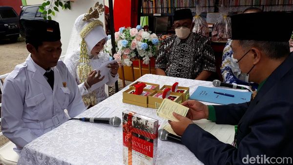 Unik! Nikah Bareng di Jogja, Pengantin Lomba Makan Kerupuk-Mahar Buku Sejarah