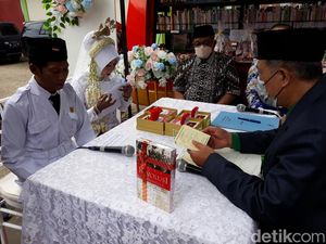 Unik! Nikah Bareng di Jogja, Pengantin Lomba Makan Kerupuk-Mahar Buku Sejarah