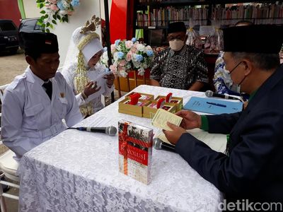 Unik! Nikah Bareng di Jogja, Pengantin Lomba Makan Kerupuk-Mahar Buku Sejarah