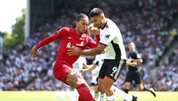 Mitrovic torehkan rekor buruk pertama buat bek Virgil Van Dijk. Pertama kalinya, Van Dijk sukses dilewati striker dan bikin pelanggaran di dalam kotak penalti! (Getty Images)
