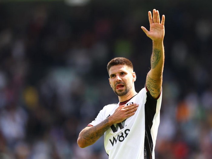 LONDON, ENGLAND - AUGUST 06:  Aleksandar Mitrovic of Fulham acknowledges the fans after the Premier League match between Fulham FC and Liverpool FC at Craven Cottage on August 6, 2022 in London, United Kingdom. (Photo by Jacques Feeney/Offside/Offside via Getty Images)