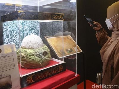 Antusias Warga Lihat Pameran Artefak Nabi Muhammad di Bekasi