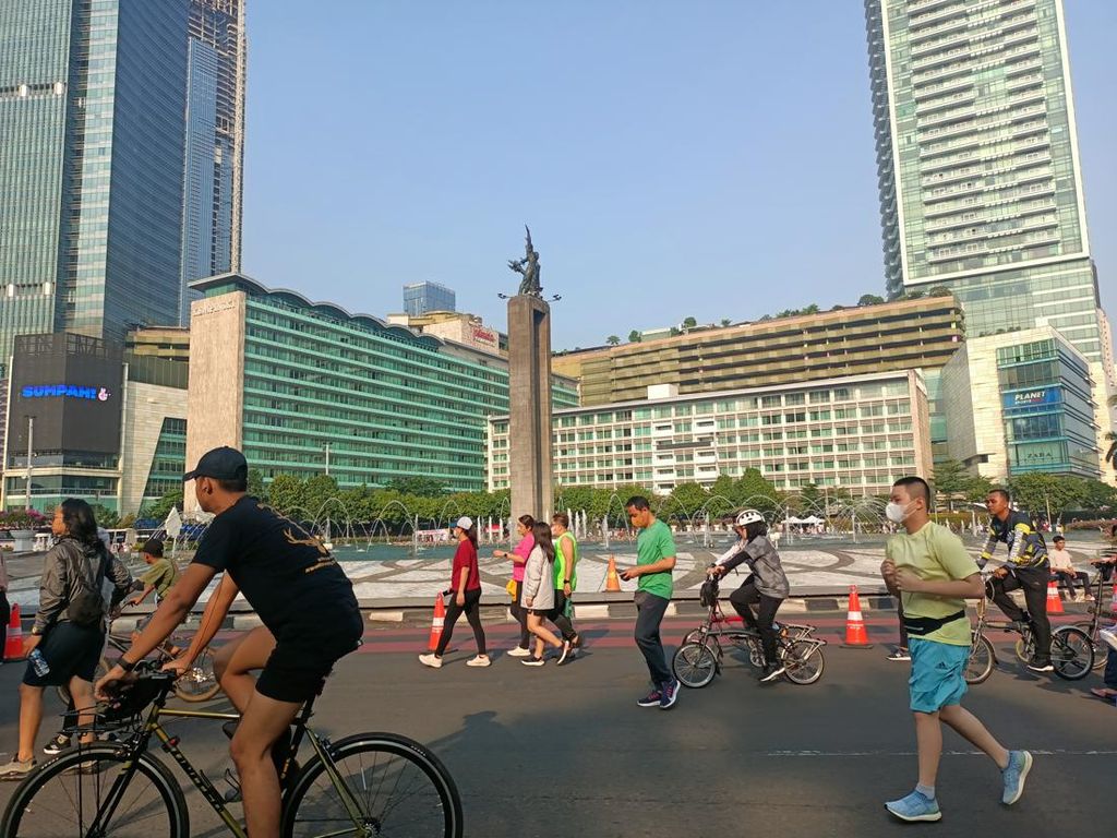 Antusiasme Warga Berolahraga di CFD Bundaran HI Pagi Ini Antusiasme Warga Berolahraga di CFD Bundaran HI Pagi Ini