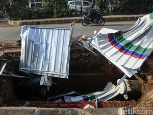 Awas Jangan Meleng, Lubang Proyek Menganga di Jalan Inspeksi Kalimalang Awas Jangan Meleng, Lubang Proyek Menganga di Jalan Inspeksi Kalimalang