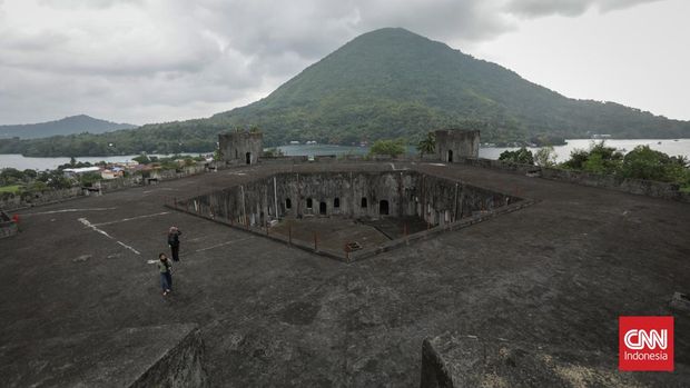 Benteng Belgica pada awalnya adalah sebuah benteng yang dibangun oleh bangsa Portugis pada abad 16 di Pulau Naira, Maluku. Lama setelah itu, di lokasi benteng Portugis tersebut kemudian dibangun kembali sebuah benteng oleh VOC atas perintah Gubernur Jendral Pieter Both pada tanggal 4 September 1611. CNN Indonesia/Safir Makki