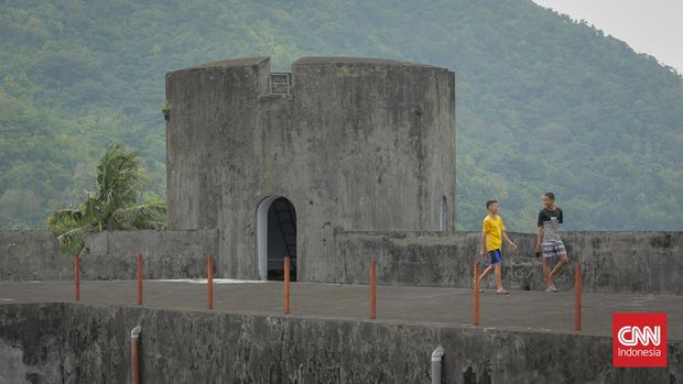 Benteng Belgica pada awalnya adalah sebuah benteng yang dibangun oleh bangsa Portugis pada abad 16 di Pulau Naira, Maluku. Lama setelah itu, di lokasi benteng Portugis tersebut kemudian dibangun kembali sebuah benteng oleh VOC atas perintah Gubernur Jendral Pieter Both pada tanggal 4 September 1611. CNN Indonesia/Safir Makki