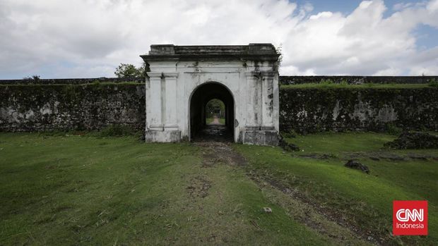 Benteng Nassau terletak di Desa Nusantara, Kecamatan Banda, Kabupaten Maluku Tengah. Benteng ini dibangun pada tahun 1607 dibawah pimpinan Verhoeven. Sebelumnya VOC membangun benteng ini di bagian lain namun karena tanahnya amblas lalu pindah ke bekas benteng Portugis yang belum terselesaikan. CNN Indonesia/Safir Makki