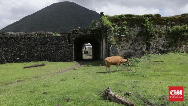 Benteng Nassau terletak di Desa Nusantara, Kecamatan Banda, Kabupaten Maluku Tengah. Benteng ini dibangun pada tahun 1607 dibawah pimpinan Verhoeven. Sebelumnya VOC membangun benteng ini di bagian lain namun karena tanahnya amblas lalu pindah ke bekas benteng Portugis yang belum terselesaikan. CNN Indonesia/Safir Makki