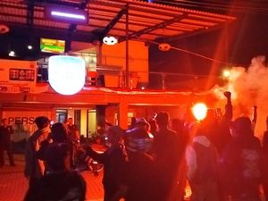 Persib Kalah, Bobotoh Demo di Depan Graha Maung Bandung