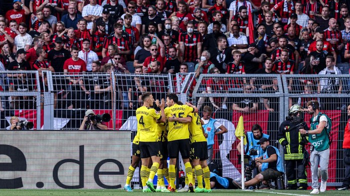 DORTMUND, GERMANY - AUGUST 6: players of Borussia Dortmund celebrate the first goal during the German Bundesliga match between Borussia Dortmund and Bayer Leverkusen at Signal Iduna Park on August 6, 2022 in Dortmund, Germany (Photo by Marcel ter Bals/Orange Pictures/BSR Agency/Getty Images)
