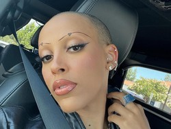 Doja Cat Botakin Rambut & Cukur Alis Disebut Kena Mental, Ini Responnya