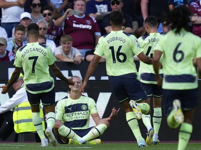 Manchester City's Erling Haaland, 2nd left, celebrates with teammates after scoring his sides first goal during their English Premier League soccer match between West Ham United and Manchester City at the London Stadium in London, England, Sunday, Aug. 7, 2022. (AP Photo/Frank Augstein)