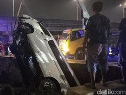 Minibus Bawa 19 Penumpang Tercebur Parit di Arteri Porong Sidoarjo