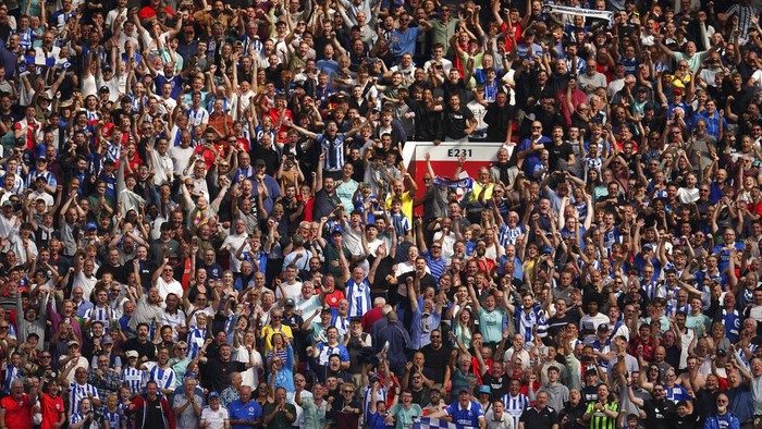Fans Brighton di Old Trafford Brighton's fans celebrate after winning the English Premier League soccer match between Manchester United and Brighton at Old Trafford stadium in Manchester, England, Sunday, Aug. 7, 2022. Brighton won 2-1. (AP Photo/Dave Thompson)