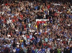 Namun, hasil di Old Trafford justru jauh dari harapan fans MU. Justru suporter Brighton ini yang bersorak usai unggul dua gol duluan dalam kemenangan 2-1 di markas MU. Foto: AP/Dave Thompson