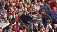 Sejumlah fans MU lain coba melerai keributan tersebut. Foto: AP/Dave Thompson