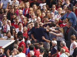 Sejumlah fans MU lain coba melerai keributan tersebut. Foto: AP/Dave Thompson