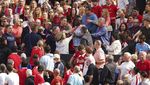 Foto: Fans MU Ribut Sendiri di Old Trafford