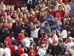 Kekalahan MU kian tak mengenakkan karena ada insiden suporternya yang saling terlibat keributan di tribune Old Trafford. Foto: AP/Dave Thompson