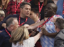 Belum diketahui persis apa gerangan yang bikin emosi suporter MU ini tersulut sampai ribut sendiri. Foto: AP/Dave Thompson