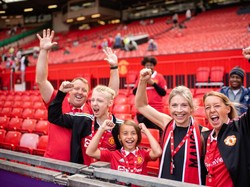 Fans MU menyambut musim baru dengan antusiasme. Ada Erik ten Hag sebagai manajer anyar yang membawakan gaya main beda. Foto: Manchester United via Getty Imag/Ash Donelon